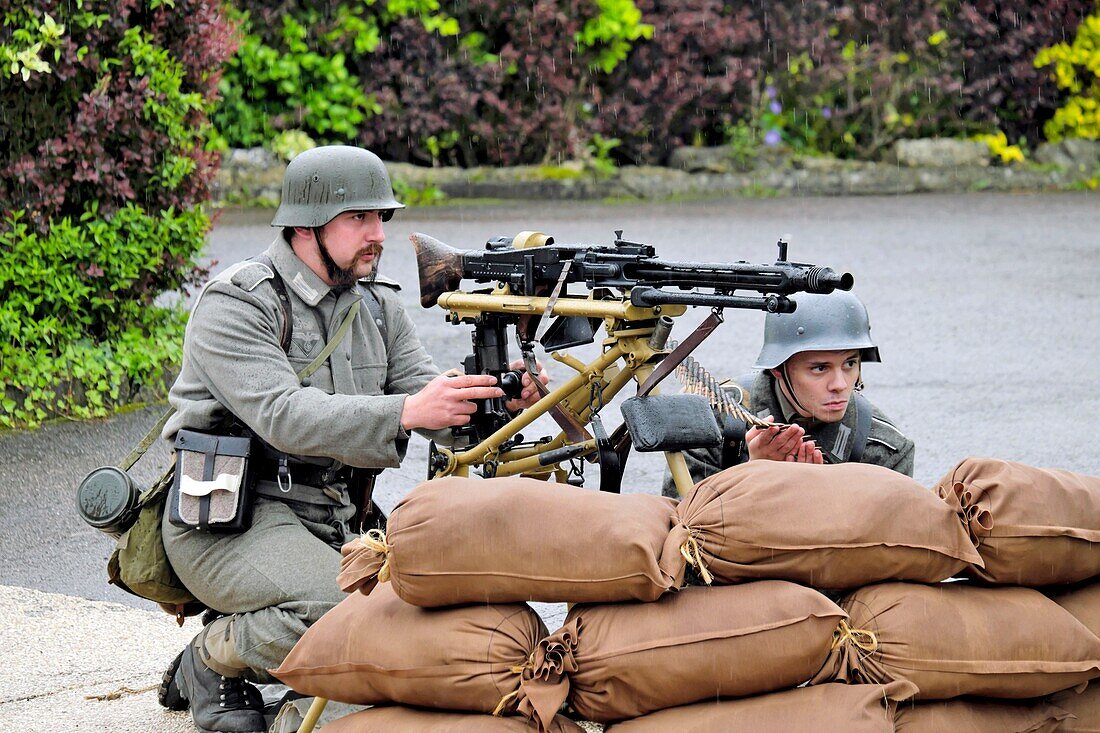 Frankreich,Territoire de Belfort Vézelois,Straße,historische Rekonstruktion der Befreiung des Dorfes im Jahr 1944,während der Feierlichkeiten zum 8. Mai 2019,deutsches Maschinengewehr