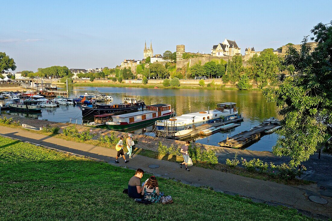 Frankreich,Maine et Loire,Angers,der Flusshafen und das Schloss der Herzöge von Anjou,Saint Maurice Kathedrale im Hintergrund