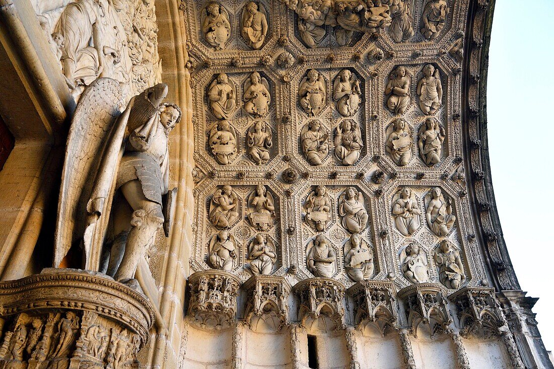 Frankreich,Cote d'Or,Dijon,Weltkulturerbe der UNESCO,die Kirche Saint Michel,Vorhalle