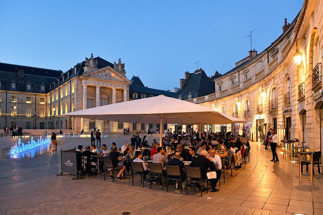 Frankreich,Cote d'Or,Dijon,Brunnen auf dem Place de la Libération (Platz der Befreiung) vor dem Palast der Herzöge von Burgund, in dem sich das Rathaus und das Museum der schönen Künste befinden
