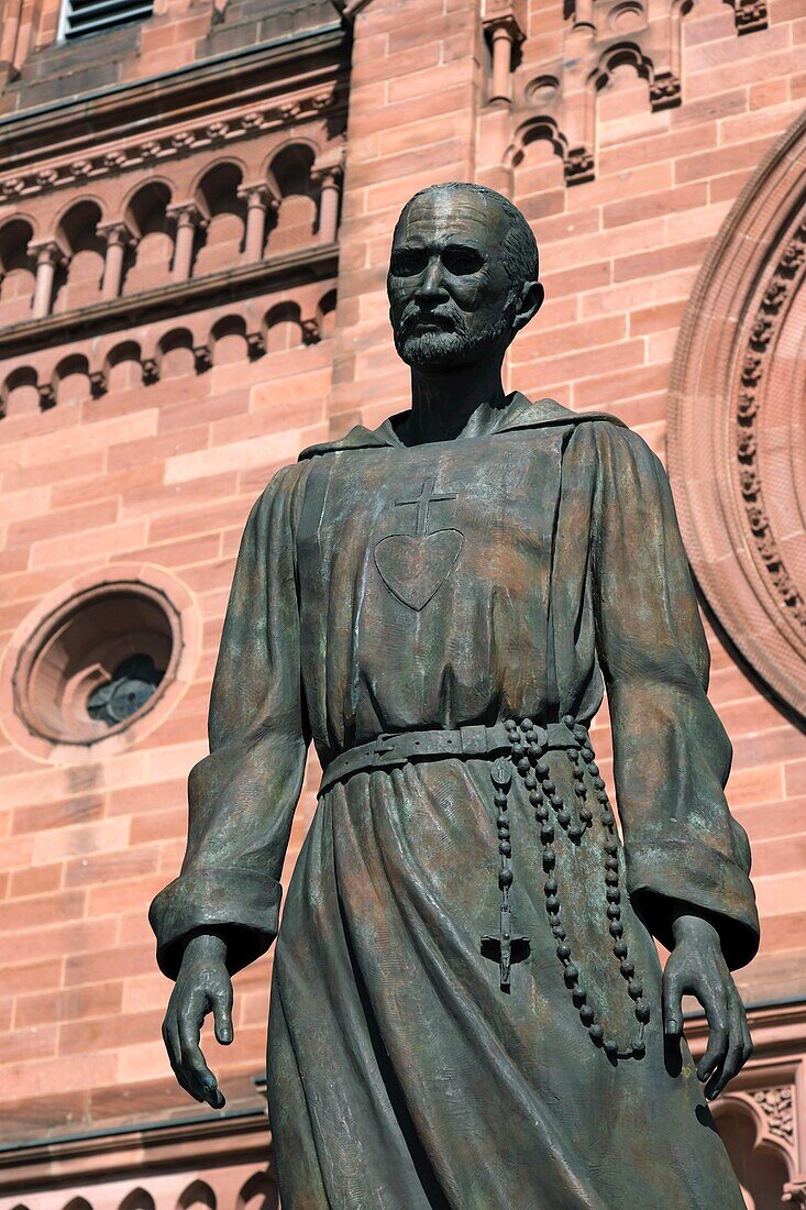 Frankreich,Bas Rhin,Straßburg,Neustadt,von der UNESCO zum Weltkulturerbe erklärt,Rue Finkmatt,Saint Pierre le Jeune katholische Kirche,Statue von Charles de Foucauld geboren in Straßburg 1858