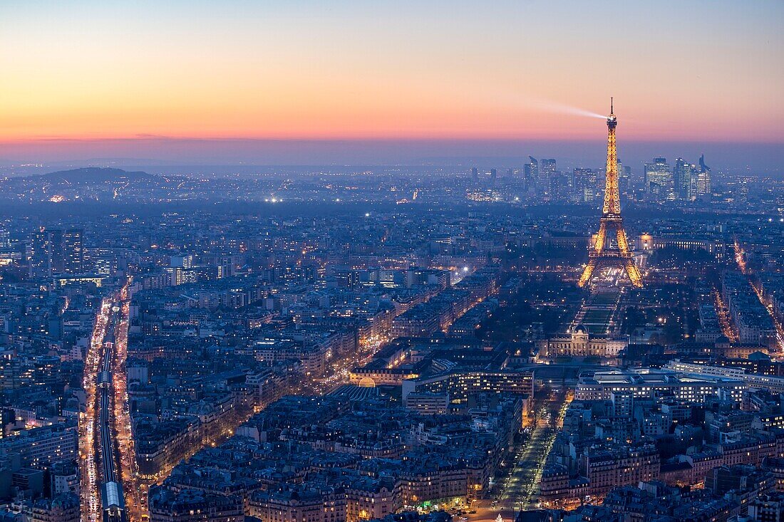 Frankreich,Pariser Gebiet, das von der UNESCO zum Weltkulturerbe erklärt wurde,Eiffelturm (© SETE-illuminations Pierre Bideau) und La Defense nach Sonnenuntergang