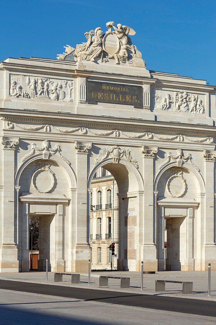 Frankreich,Meurthe et Moselle,Nancy,Porte Desilles (Desilles-Tor), auch Desilles-Kriegsdenkmal genannt, ist ein Triumphbogen an der Westseite der Altstadt. Es ist das älteste Kriegsdenkmal Frankreichs (1782-1784), das zum Gedenken an die Einwohner von Nancy errichtet wurde, die während des amerikanischen Unabhängigkeitskrieges in der Schlacht von Yorktown gefallen sind. Architekt Didier Francois Joseph Melin