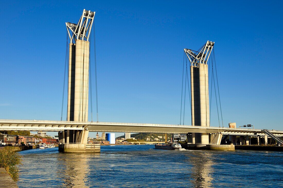 Frankreich,Seine Maritime,Rouen,Lastkahn, der unter der Gustave-Flaubert-Hubbrücke über die Seine fährt