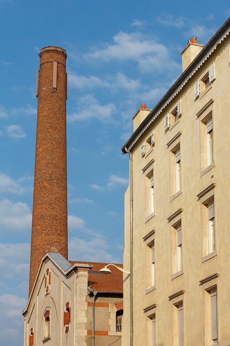 Frankreich,Meurthe et Moselle,Nancy,Fassade eines Wohnhauses in der Straße Charles der Dritte und alter Fabrikschornstein