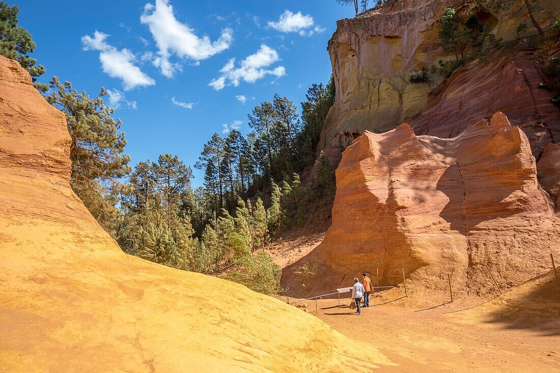 Frankreich,Vaucluse,Regionaler Naturpark Luberon,Roussillon,bezeichnet als die schönsten Dörfer Frankreichs,der Sentier des Ocres