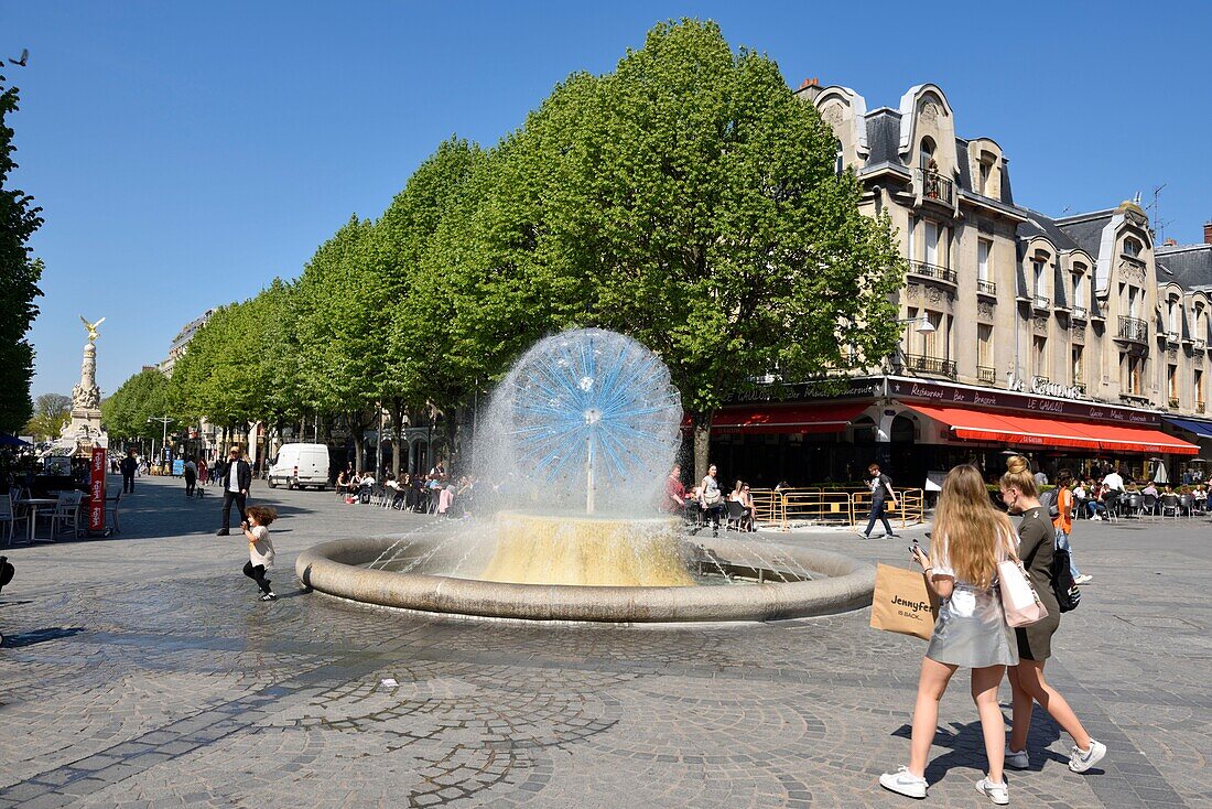 France,Marne,Reims,Place Drouet d'Erlon,fountain of solidarity,two girls walking towards the fountain
