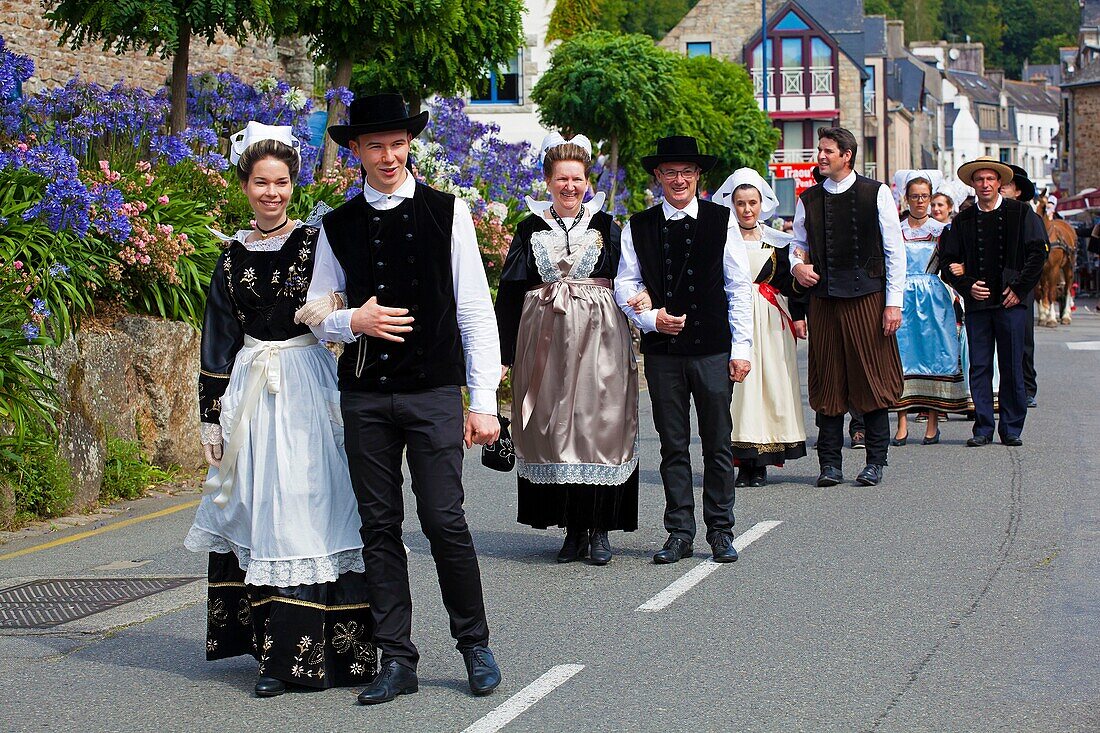 Frankreich,Finistere,Festumzug des Gorse Flower Festivals 2015 in Pont Aven,einzelne Gruppen