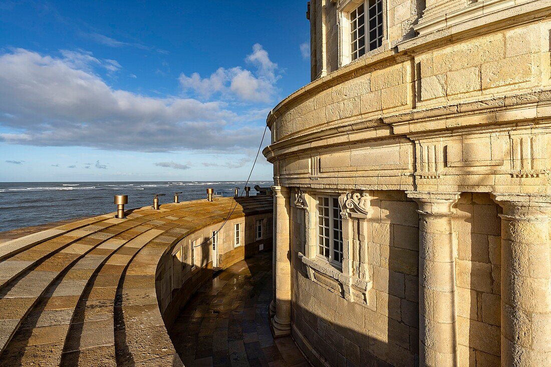 Frankreich,Gironde,Verdon sur Mer,Felsplateau von Cordouan,Leuchtturm von Cordouan,von der UNESCO zum Weltkulturerbe erklärt,Blick auf die Krönung, in der die Wohnhäuser untergebracht sind