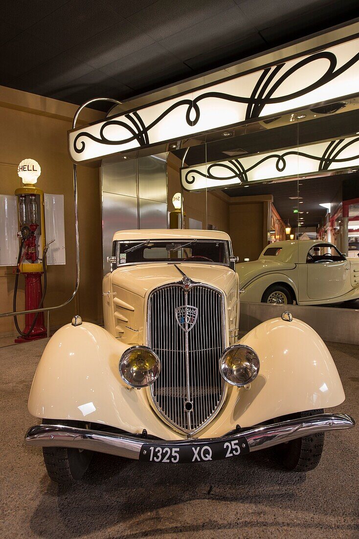Frankreich,Doubs,Montbeliard,Sochaux,das Museum des Abenteuers Peugeot,das erste Cabrio im Jahr 1933 schneidet 401 44 CH Motor 4 Zylinder 1720 cm Würfel in 79 Kopien