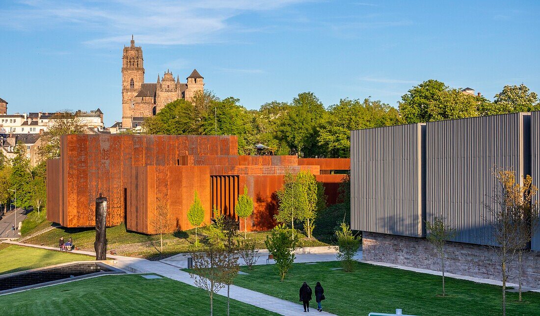 Frankreich,Aveyron,Rodez,das Museum von Soulages,entworfen von den katalanischen Architekten RCR in Zusammenarbeit mit Passelac & Roques und die Kathedrale Notre Dame