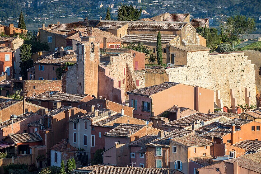 Frankreich,Vaucluse,regionaler Naturpark Luberon,Roussillon,bezeichnet die schönsten Dörfer Frankreichs,Glockenturm oder Uhrenturm