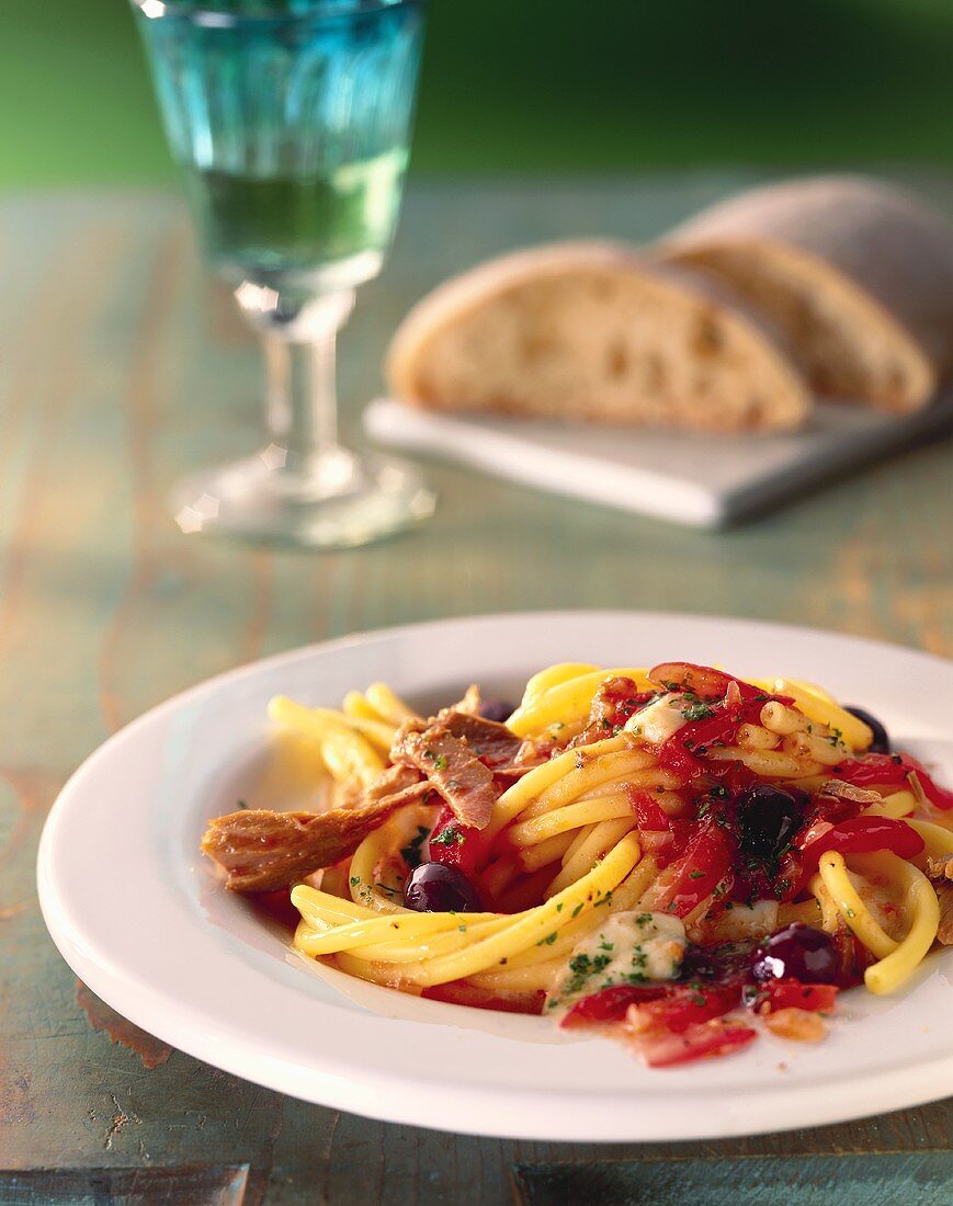 Spaghetti with tuna, tomatoes and olives