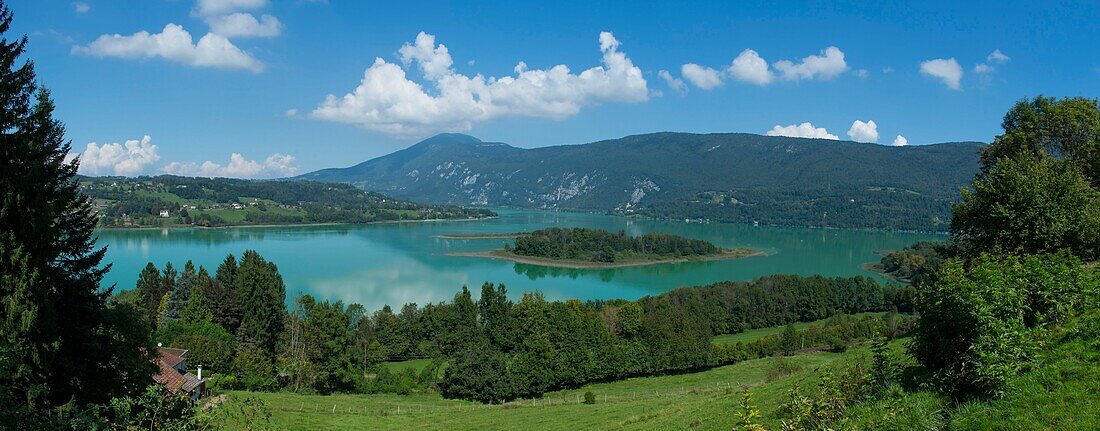 Frankreich,Savoie,Aiguebelette-See,Panoramablick auf den See mit der großen Insel und dem Berg von Epine