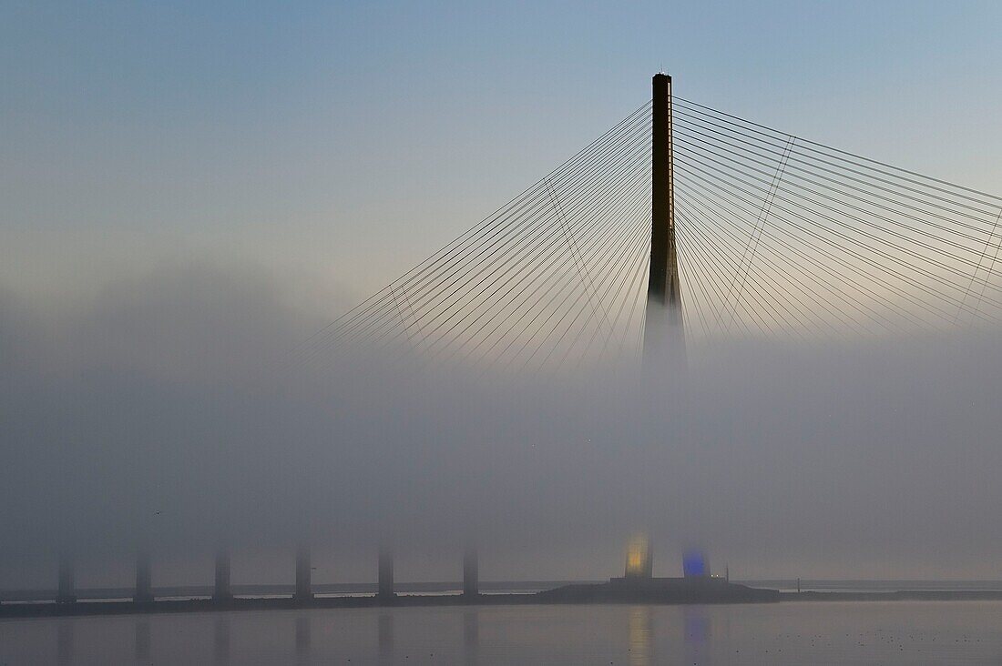 Frankreich,zwischen Calvados und Seine Maritime,die Pont de Normandie (Normandie-Brücke) in der Morgendämmerung,sie überspannt die Seine und verbindet die Städte Honfleur und Le Havre