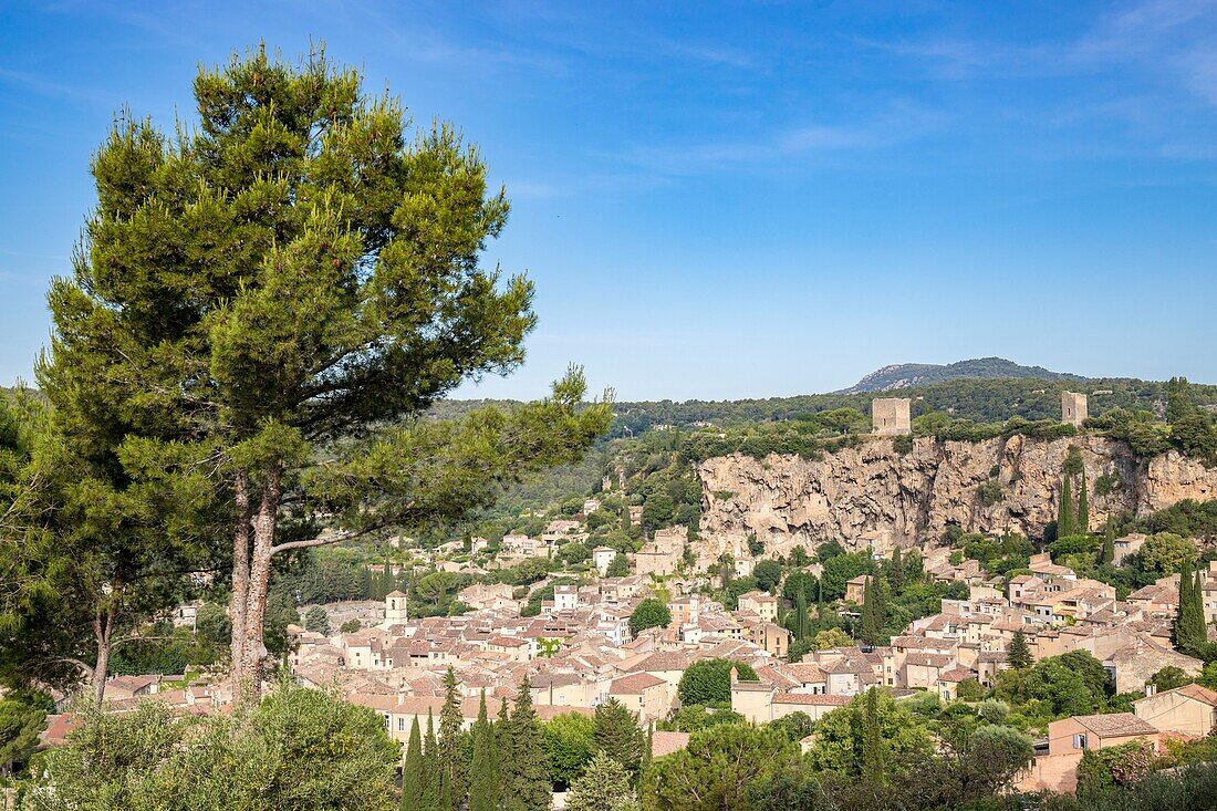 Frankreich,Var,Provence Verte,Cotignac,das Dorf am Fuße eines 80 Meter hohen und 400 Meter breiten Tuffsteinfelsens und die beiden Türme der feudalen Burg