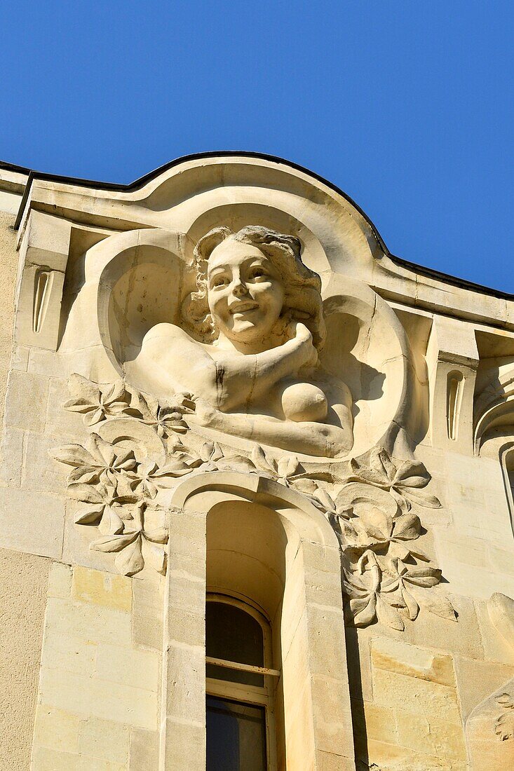 Frankreich,Maine et Loire,Angers,Ecke Rue Saint-Laud und Rue Claveau,Skulpturen im Jugendstil bewachen den Eingang zum ehemaligen Tanzsaal des Alcazar