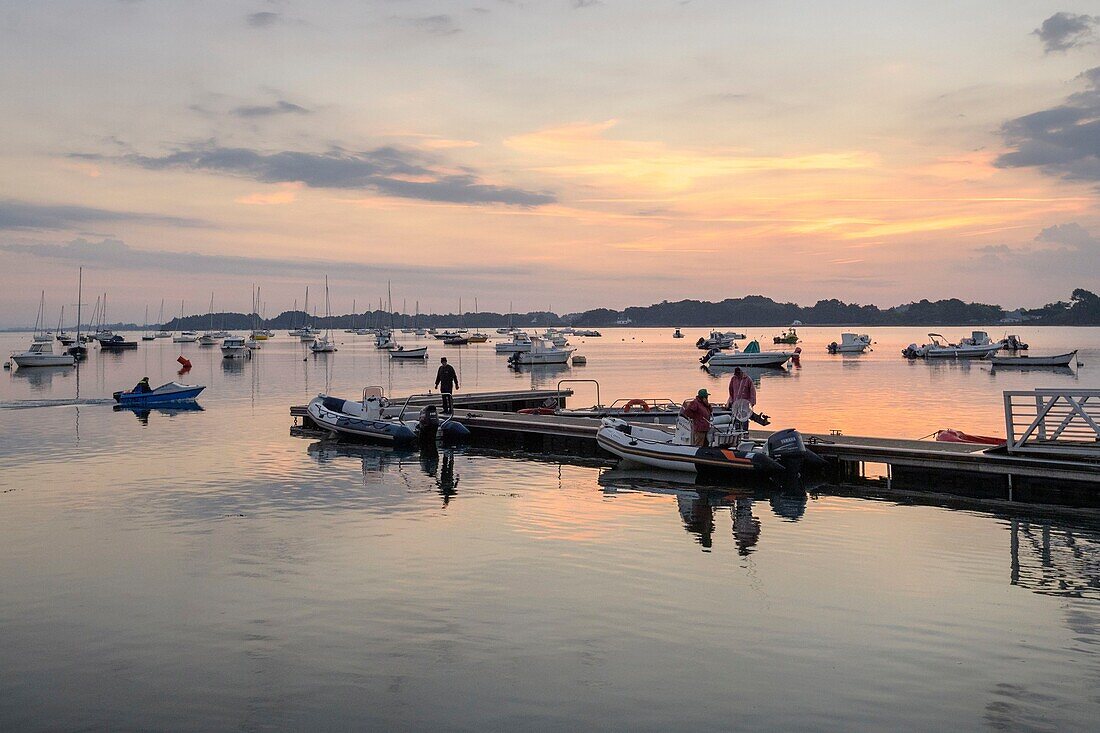 Frankreich,Morbihan,Sarzeau,der Hafen von Logeo bei Sonnenaufgang