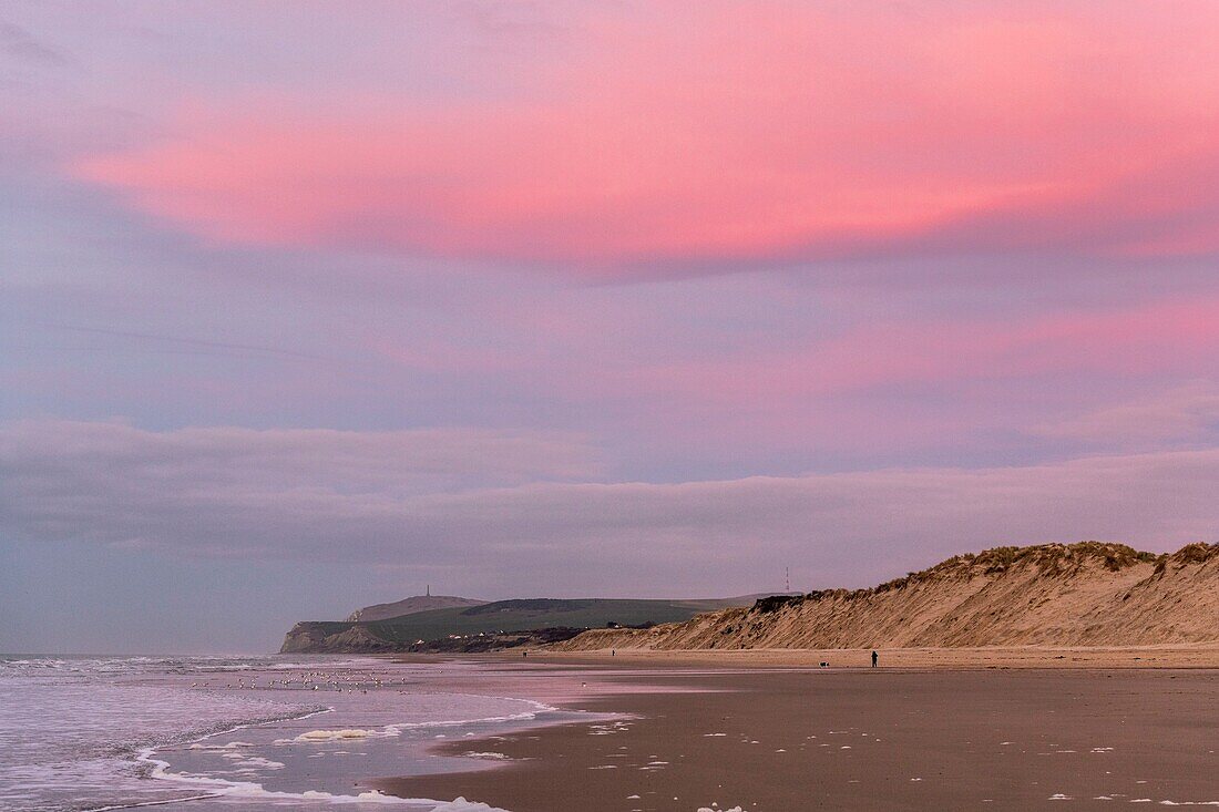 Frankreich,Pas de Calais,Opalküste,Wissant,Blick auf das Kap Blanc nez in der Abenddämmerung mit rosa gefärbtem Himmel