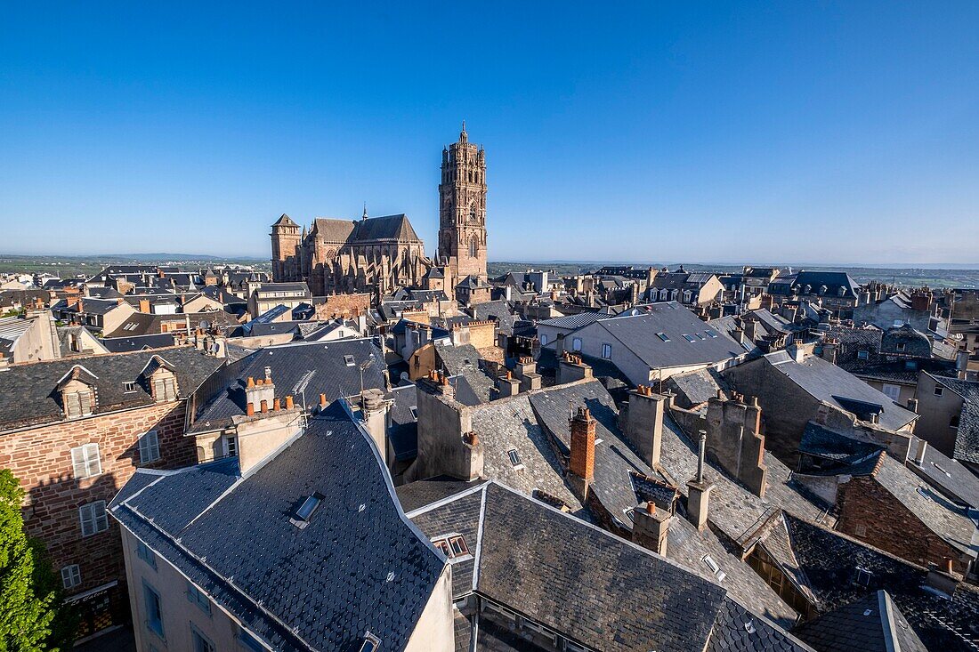 Frankreich,Aveyron,Rodez,Dächer der Stadt und der Kathedrale Notre Dame