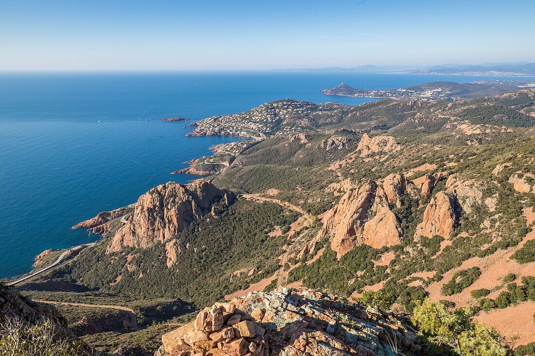 Frankreich,Var,Saint Raphael,Esterel-Massiv,gesehen seit dem Kap Roux auf dem Felsen Saint Barthelemy,die Küste der Corniche von Esterel,die Bucht von Antheor,die Bucht von Agay und das Cap du Dramont