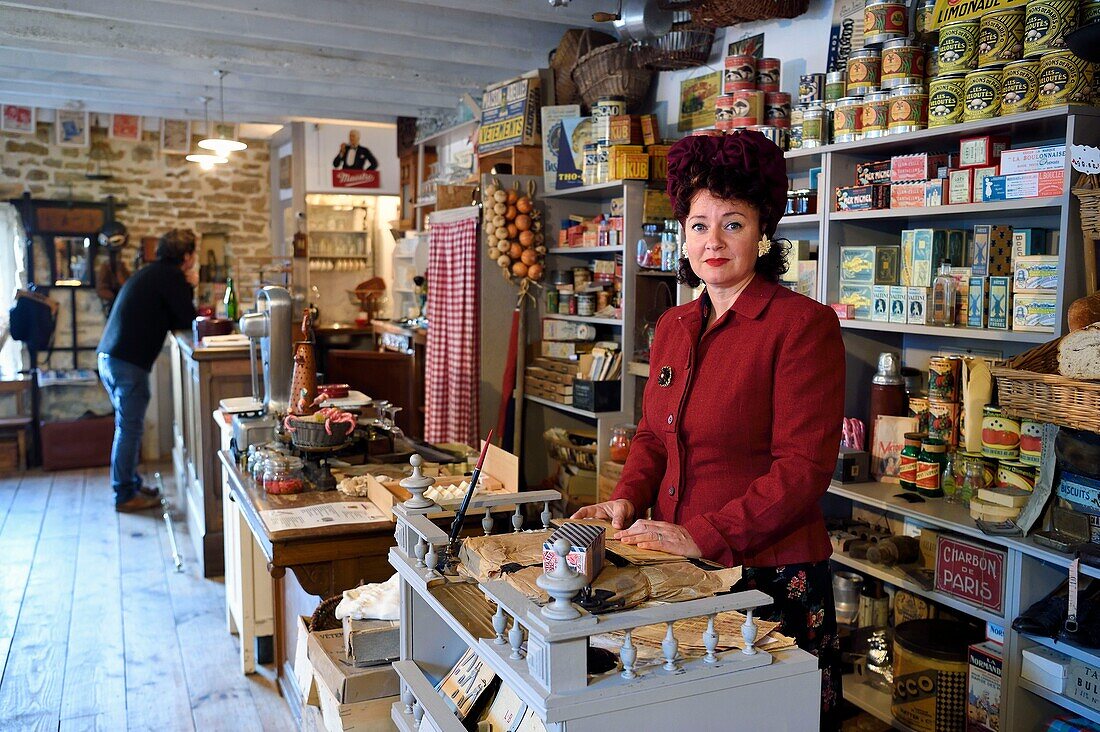 Frankreich,Manche,Carentan,L'Atelier,das Lebensmittelcafé aus der Kriegszeit,rekonstruiert von den Sammlern militärischer und ziviler Gegenstände aus den 1940er Jahren Sylvie und Jean-Marie Caillard,Sylvie Caillard