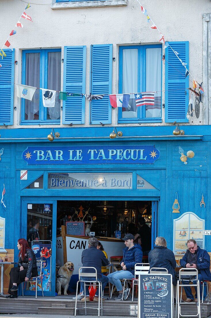 France,Ille et Vilaine,Côte d'Emeraude,Cancale,bar Le tape Cul on Place du Calvaire (Calvaire square)