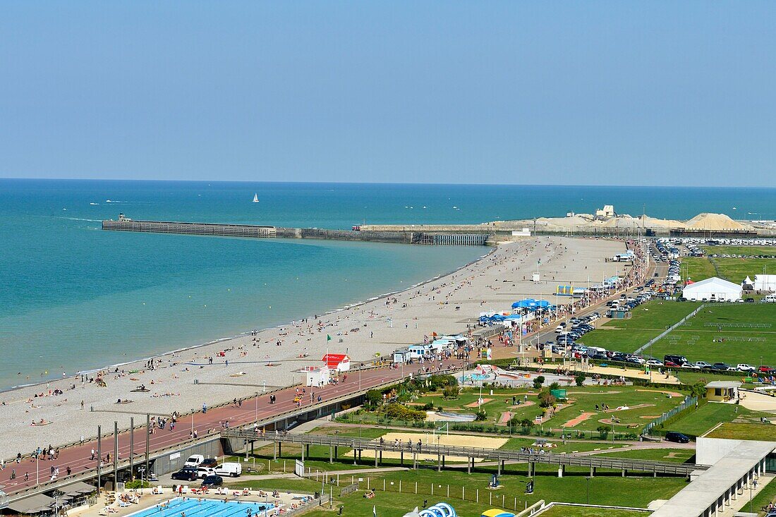 Frankreich,Seine Maritime,Pays de Caux,Cote d'Albatre,Dieppe,die Strandpromenade entlang des Boulevard de Verdun und der große Kieselstrand