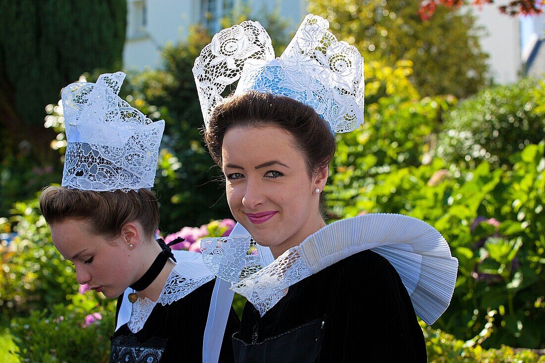 Frankreich,Finistere,Parade des Gorse Flower Festivals 2015 in Pont Aven,perlenbestickte Kostüme und Pont Aven Kopfbedeckungen