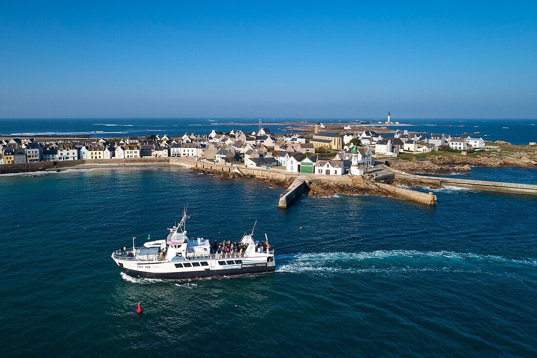 Frankreich,Finistere,Iroise Meer,Iles du Ponant,Parc Naturel Regional d'Armorique (Regionaler Naturpark Armorica),Ile de Sein,ausgezeichnet als Les Plus Beaux de France (Das schönste Dorf Frankreichs),Ankunft der Fähre "Enez Sun" (Luftaufnahme)