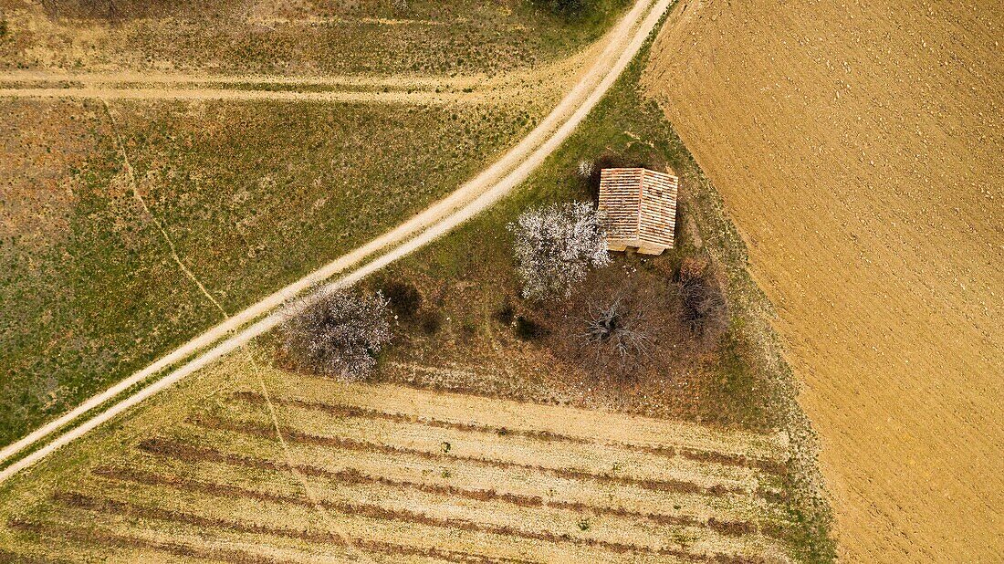 Frankreich,Vaucluse,Regionaler Naturpark des Luberon,Lourmarin (Luftaufnahme)