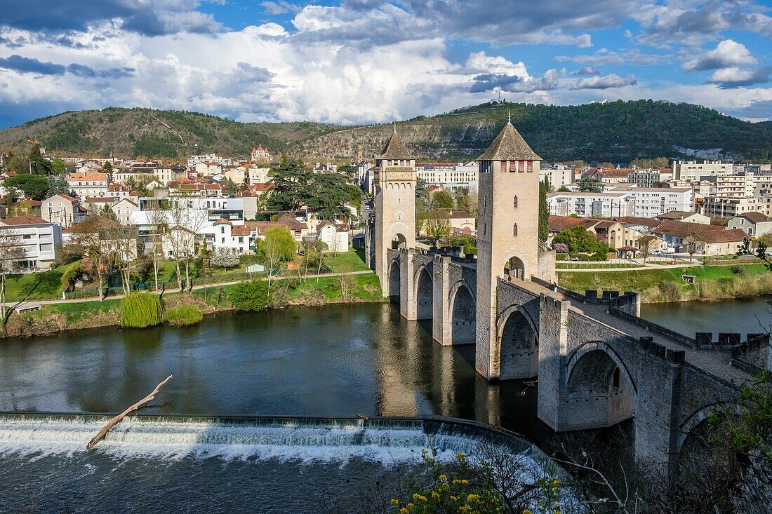 Frankreich,Lot,Quercy,Cahors,Die Valentre-Brücke über den Fluss Lot,aus dem 14. Jahrhundert,von der UNESCO zum Weltkulturerbe erklärt
