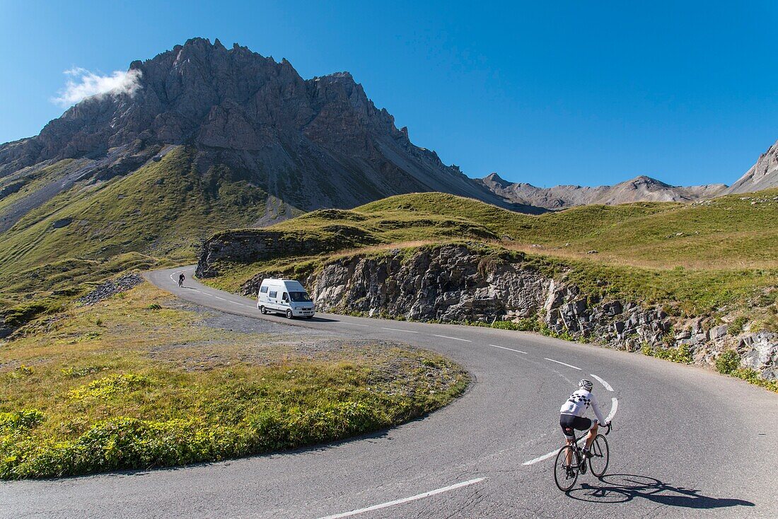 Frankreich,Savoie,Valloire,Massiv des Cerces,Aufstieg mit dem Fahrrad auf den Col du Galibier,eine der Routen der größten Fahrraddomäne der Welt,Camper und Radfahrer teilen sich die Straße vor dem Grand Galibier