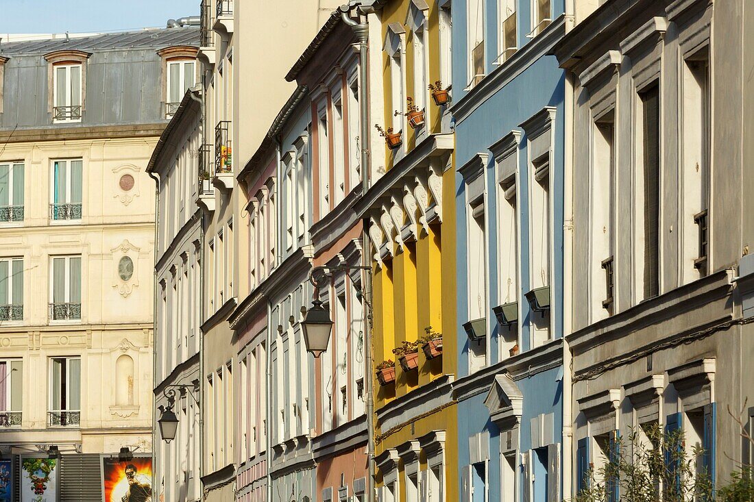 Frankreich,Paris,Fassade der bunten Häuser in der Rue Cremieux