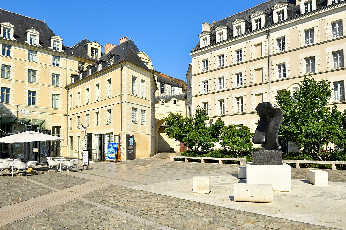 Frankreich,Maine et Loire,Angers,place Saint Éloi,Museum der schönen Künste,Per Adriano,Bronzeskulptur des Bildhauers Igor Mitoraj