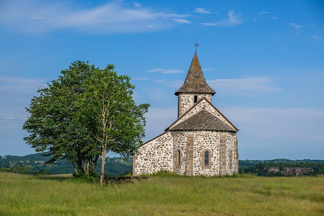 Frankreich,Cantal,Le Cros de Ronesque,Die Kirche Saint-Jacques auf dem Rocher de Ronesque (Felsen von Ronesque)
