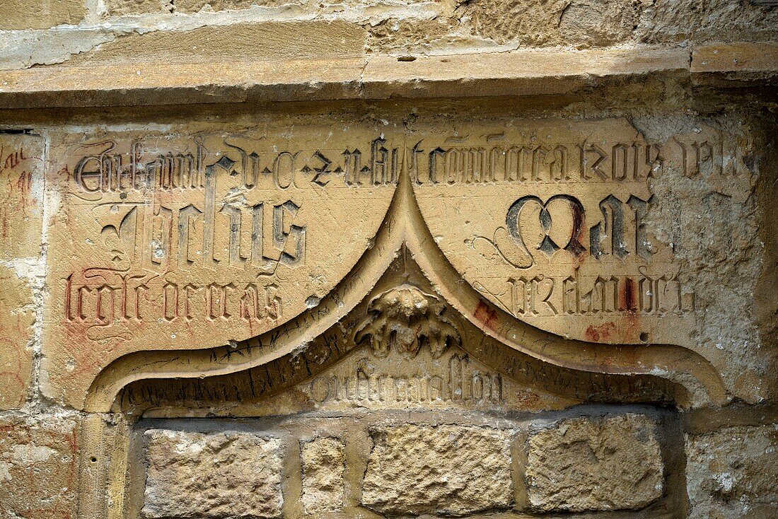 Frankreich,Doubs,Mouthier Haute Pierre,Kirche Saint Laurent aus dem 15. Jahrhundert,alte Tür aus dem Jahr 1502, die mit dem Kloster verbunden war,lapidare Inschrift