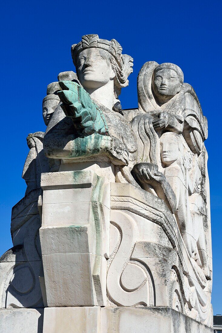 Frankreich,Seine Maritime,Rouen,Boieldieu-Brücke über die Seine,Werk des Bildhauers Jean-Marie Baumel, das Wikinger darstellt