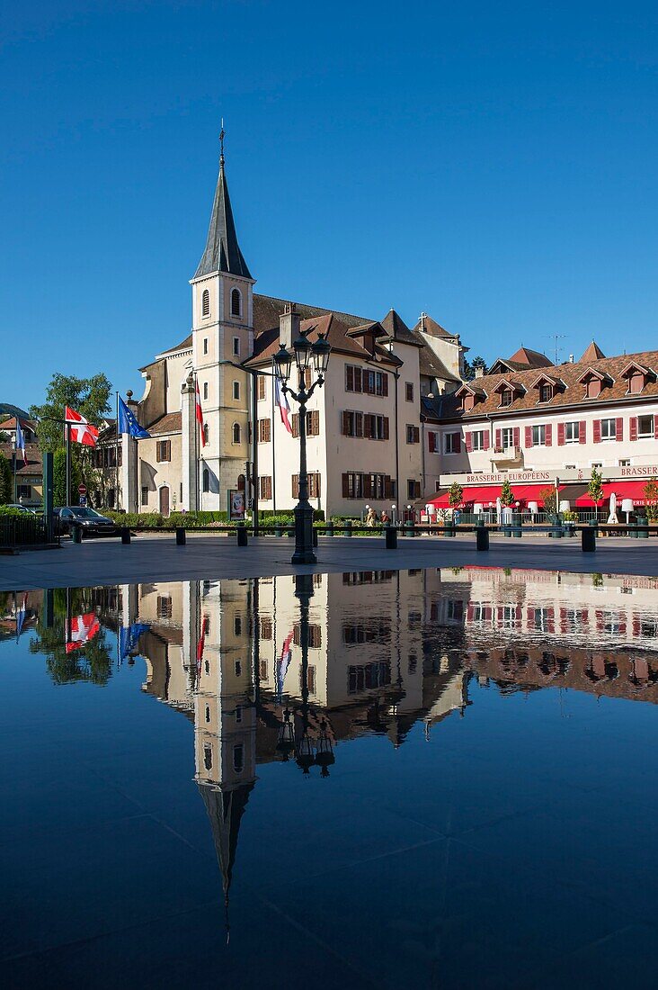 Frankreich,Haute Savoie,Annecy,die Kirche Saint Francois spiegelt sich im Spiegelbrunnen auf dem Place de l'Hotel de Ville
