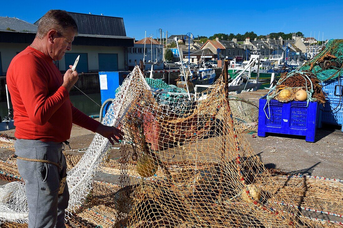 Frankreich,Calvados,Cote de Nacre,Port en Bessin,der Fischereihafen,Fischer beim Reparieren von Fischernetzen