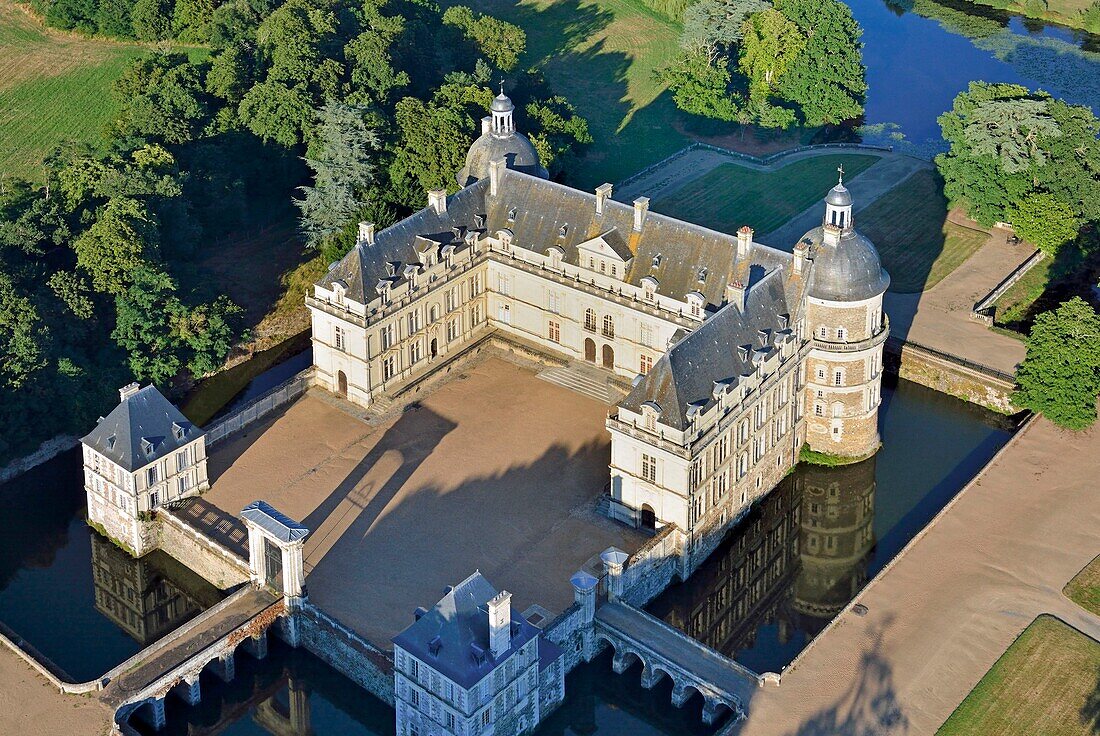 Frankreich,Maine et Loire,Saint Georges sur Loire,Chateau de Serrant (Luftaufnahme)