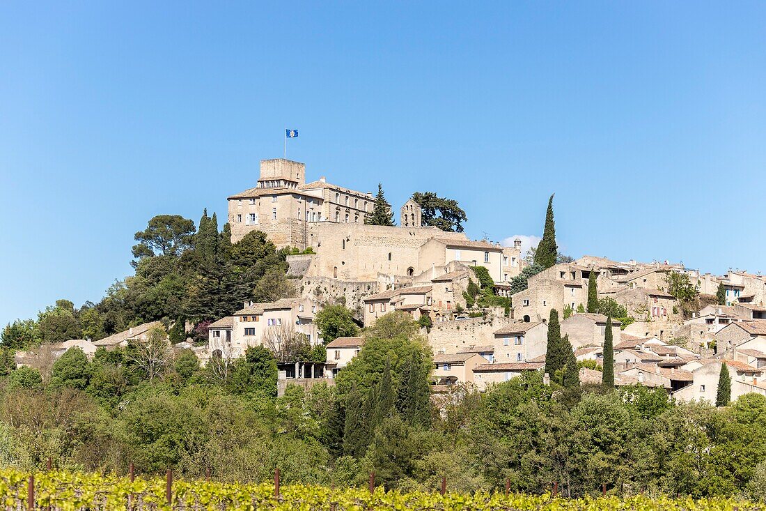 Frankreich,Vaucluse,Regionaler Naturpark Luberon,Ansouis,ausgezeichnet als die schönsten Dörfer Frankreichs, dominiert von der Burg aus dem 17. Jahrhundert und der Kirche St. Martin
