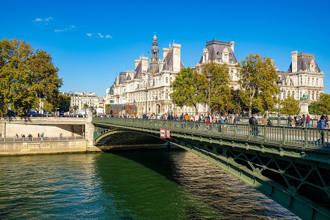 France,Paris,area listed as World Heritage by UNESCO,the banks of the Seine,the Pont au Change and the Paris City Hall