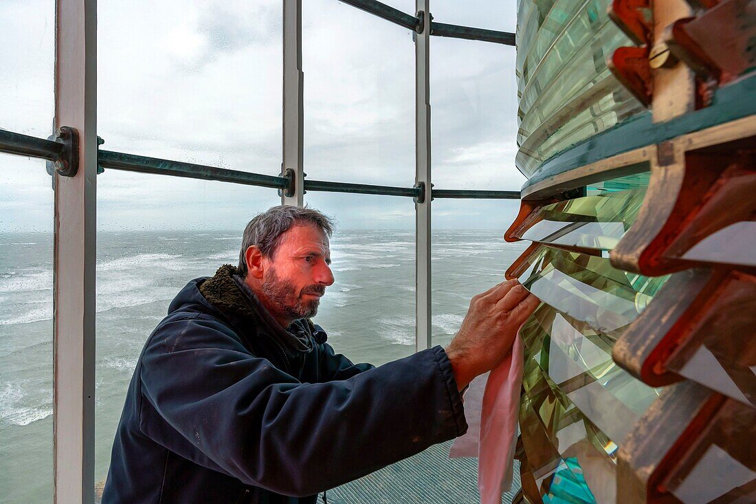 Frankreich,Gironde,Verdon sur Mer,Felsplateau von Cordouan,Leuchtturm von Cordouan,denkmalgeschützt,Leuchtturmwärter beim Reinigen der Fresnellinse der Laterne