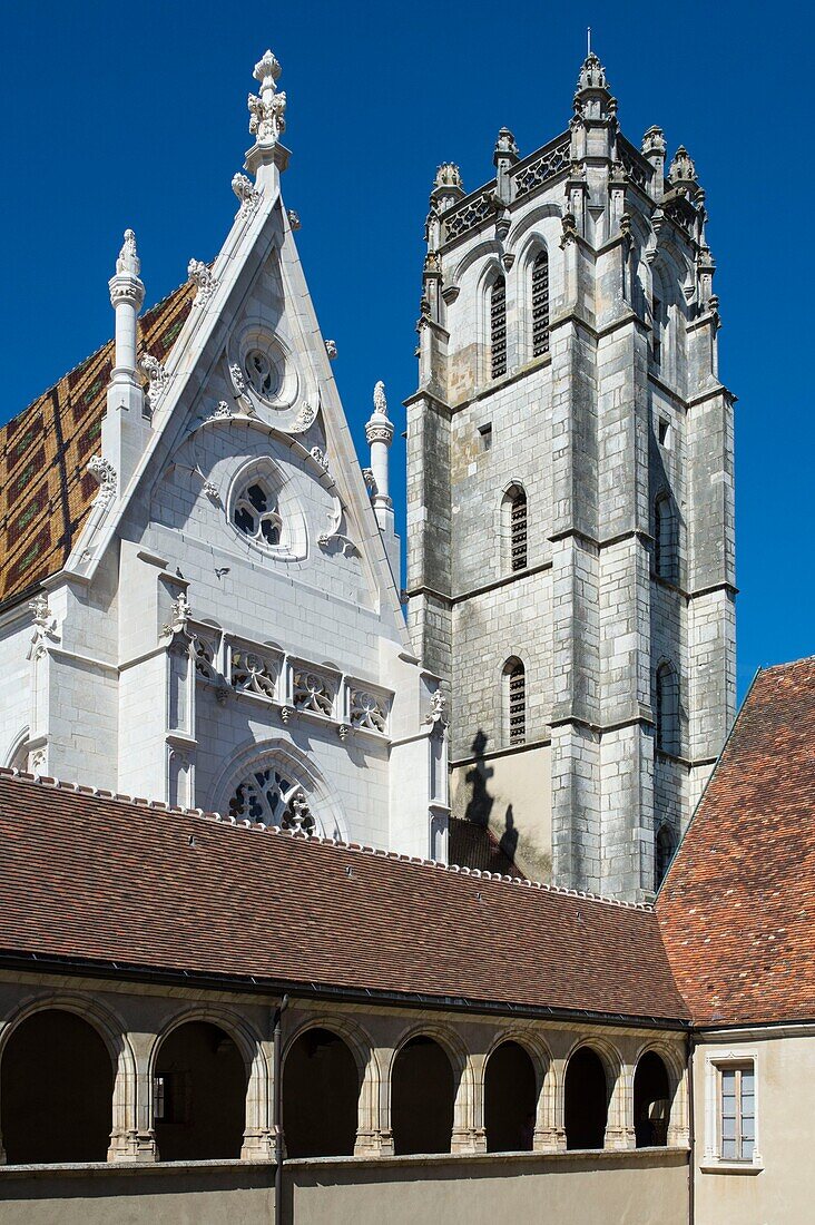 Frankreich,Ain,Bourg en Bresse,Royal Monastery of Brou restauriert im Jahr 2018,die Kirche von Saint Nicolas de Tolentino aus dem ersten Kreuzgang gesehen sagte Hostien