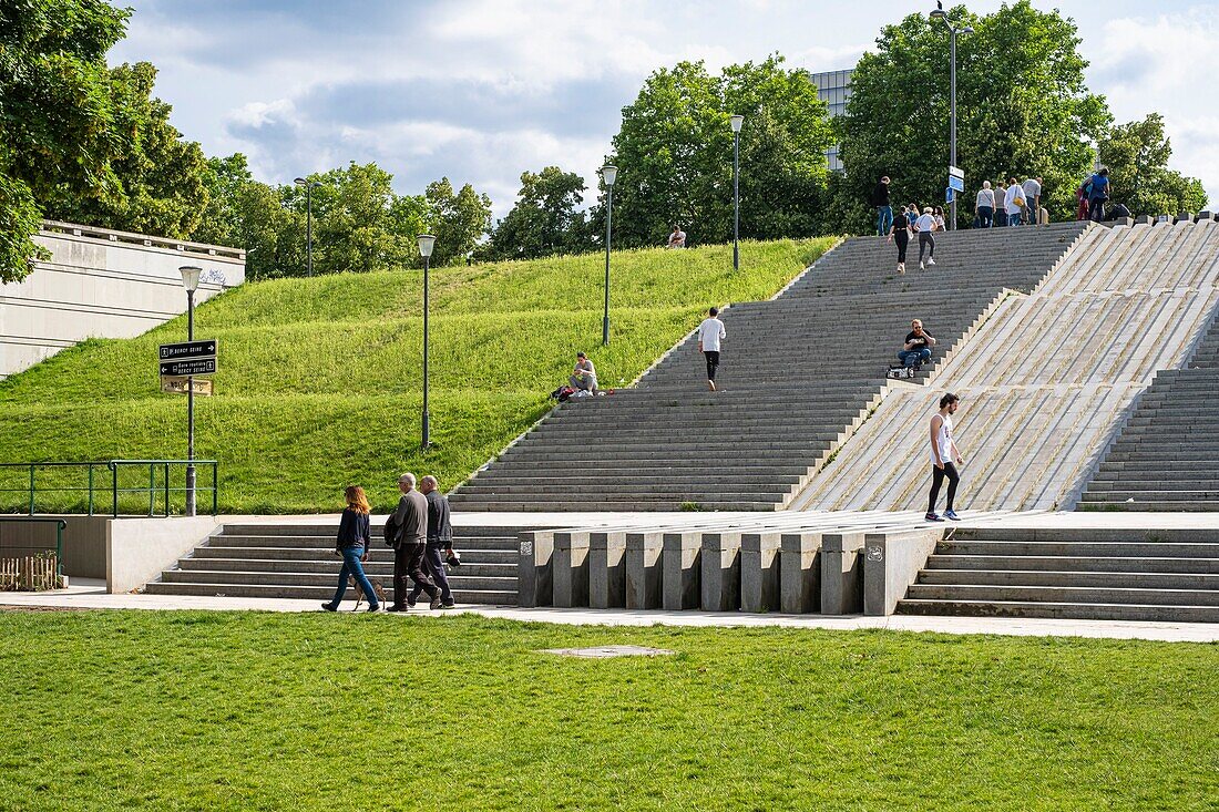 Frankreich,Paris,entlang des GR® Paris 2024 (oder GR75),Fernwanderweg der Metropole, der zur Unterstützung der Pariser Bewerbung für die Olympischen Spiele 2024 angelegt wurde,Stadtteil Bercy,Parc de Bercy