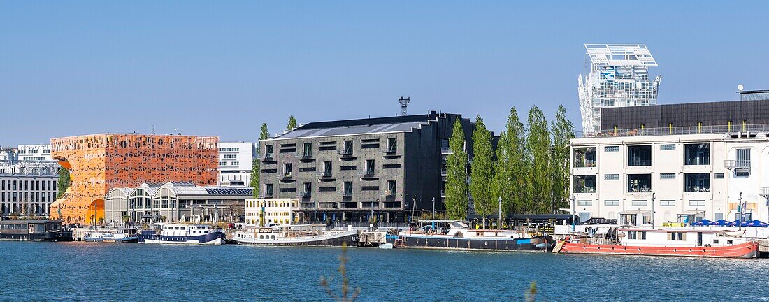 Frankreich,Rhone,Lyon,Stadtviertel La Confluence südlich der Presqu'ile,in der Nähe des Zusammenflusses von Rhone und Saone,Quai Rambaud entlang der ehemaligen Docks,Pavillon des Salins auch Cube Orange genannt von den Architekten Dominique Jakob und Brendan Mac Farlane und Ycone Wohngebäude des Architekten Jean Nouvel im Hintergrund