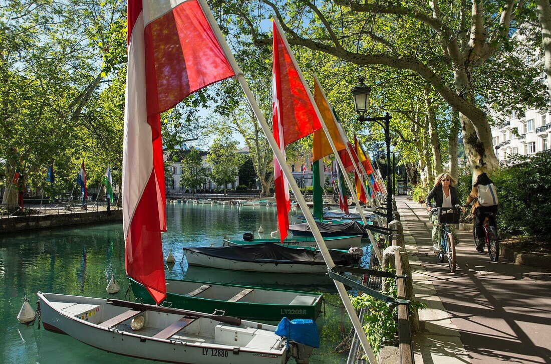 Frankreich,Haute Savoie,Annecy,der Vasse-Kanal grenzt an die Paquier-Esplanade in den Farben des internationalen Festivals des Animationsfilms