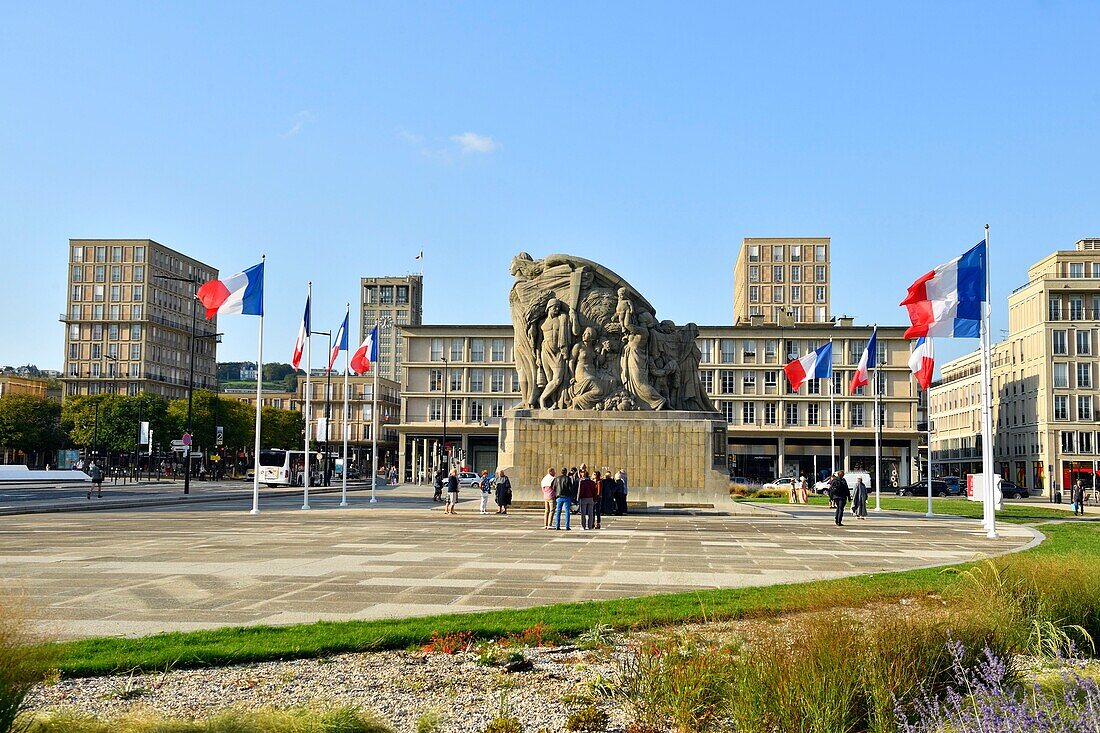 Frankreich,Seine Maritime,Le Havre,von Auguste Perret wiederaufgebaute Stadt, die zum Weltkulturerbe der UNESCO gehört,Place General de Gaulle,Denkmal für die Toten und den Sieg (1924) des Bildhauers Pierre-Marie Poisson
