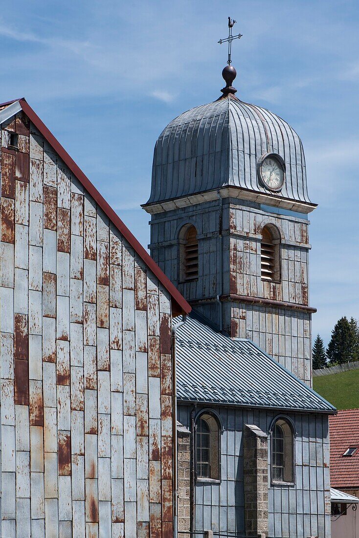 Frankreich,Jura,Pesse die Fassade der Kirche, geschützt durch eine Abdeckung aus Stahlblech